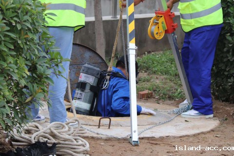 米兰体育登录入口官网网址查询起重米兰竞彩足球赛程吊装工作人员下井作业